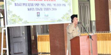 Kakankemenag Kota Tegal memberikan Tauziyah dihadapan Pelajar