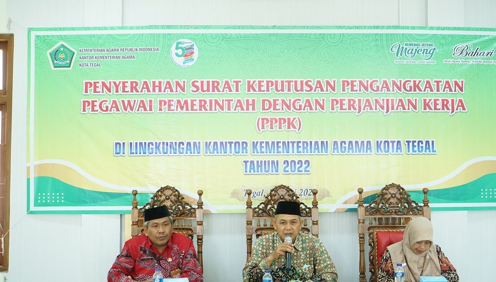 Penyerahan SK PPPK di Kankemenag Kota Tegal, Tohari : PPPK tetap harus berkinerja maksimal.