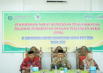Penyerahan SK PPPK di Kankemenag Kota Tegal, Tohari : PPPK tetap harus berkinerja maksimal.