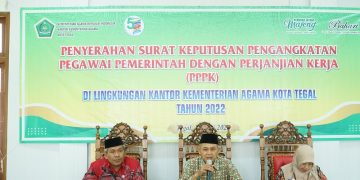 Penyerahan SK PPPK di Kankemenag Kota Tegal, Tohari : PPPK tetap harus berkinerja maksimal.
