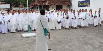 Pembimbing Jelaskan Peragaan Manasik Haji