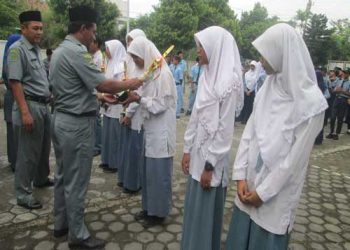 Kakankemenag serahkan piala dan piagam  juara KSM dan AKSIOMA 2015