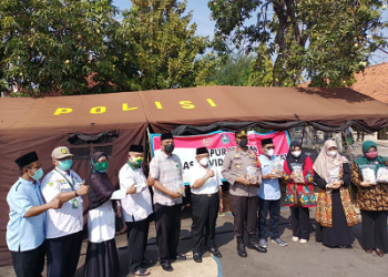 KEMENAG KOTA TEGAL BERBAGI MINUMAN HERBAL UNTUK MASYARAKAT ISOMAN