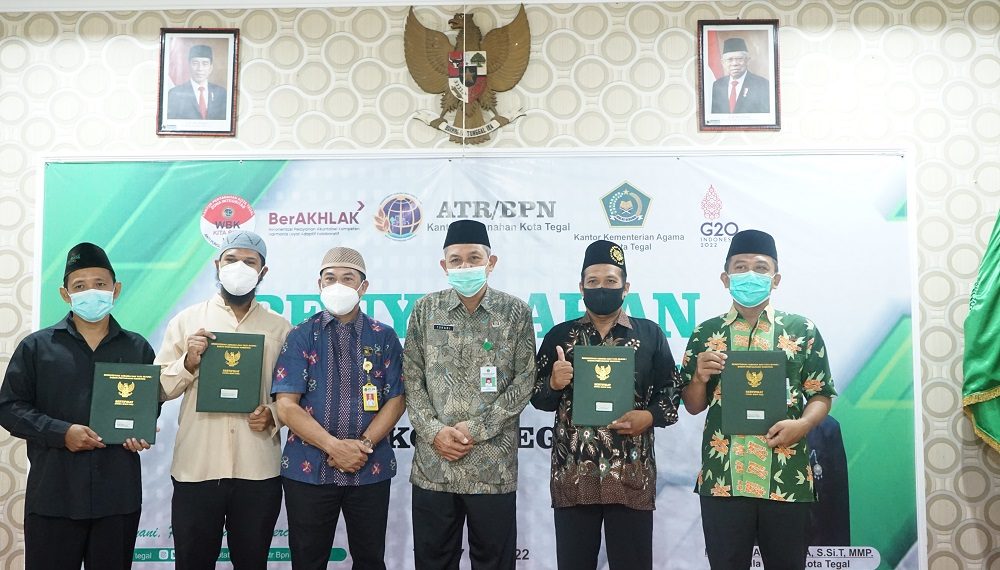 Penyerahan Sertifikat Tanah Wakaf