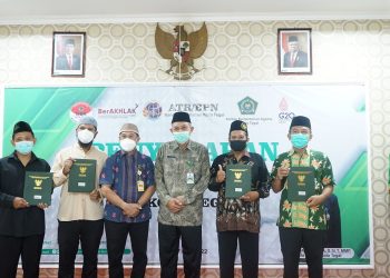 Penyerahan Sertifikat Tanah Wakaf