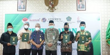 Penyerahan Sertifikat Tanah Wakaf