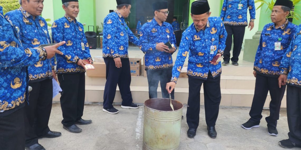 Kankemenag Kota Tegal Musnahkan 4.519 Buku Nikah dan Duplikat Buku Nikah yang Sudah Usang