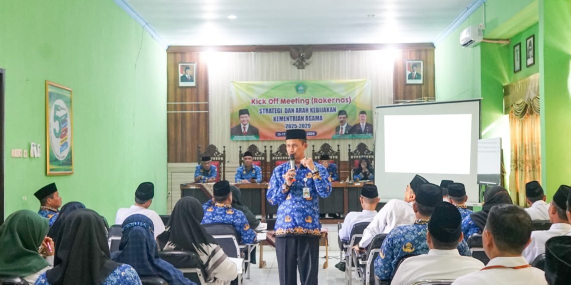 Kepala Kankemenag Kota Tegal Beri Pembinaan ASN: Fokus pada Kebahagiaan dan Kinerja Maksimal